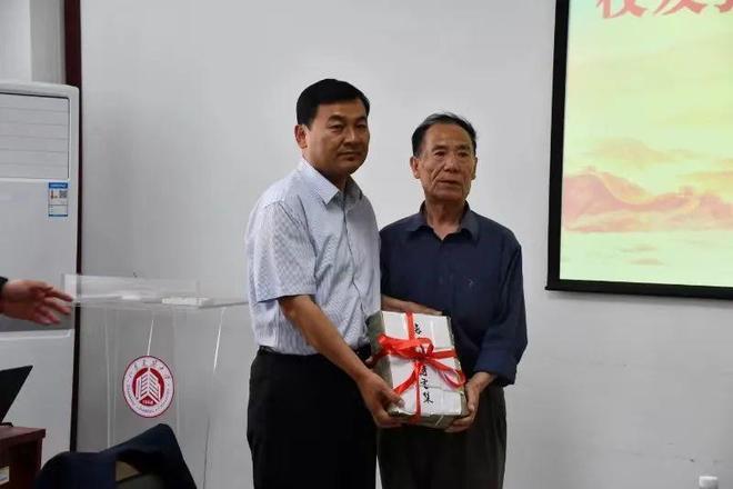 书法家张振国向山建大捐赠作品的文化意义PG麻将胡了2模拟器翰墨丹心报桑梓——(图1)
